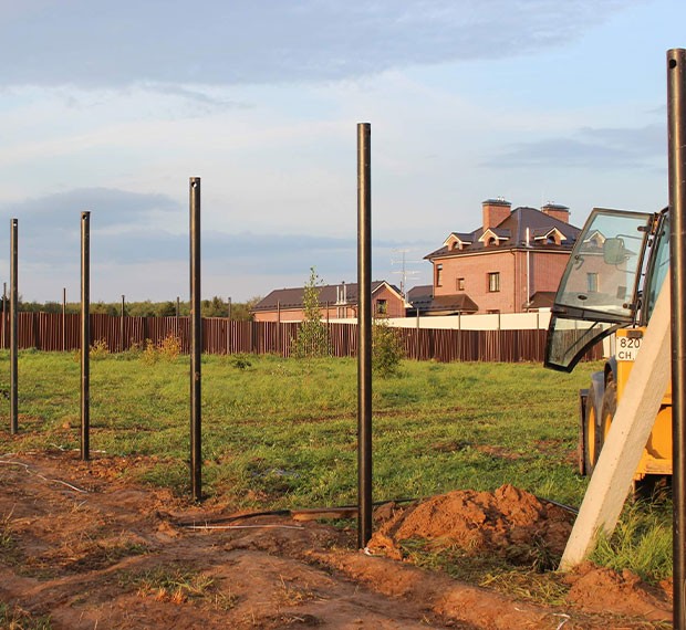 Винтовые сваи для забора в Суворове
