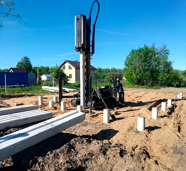 Монтаж фундамента на забивных сваях в Суворове